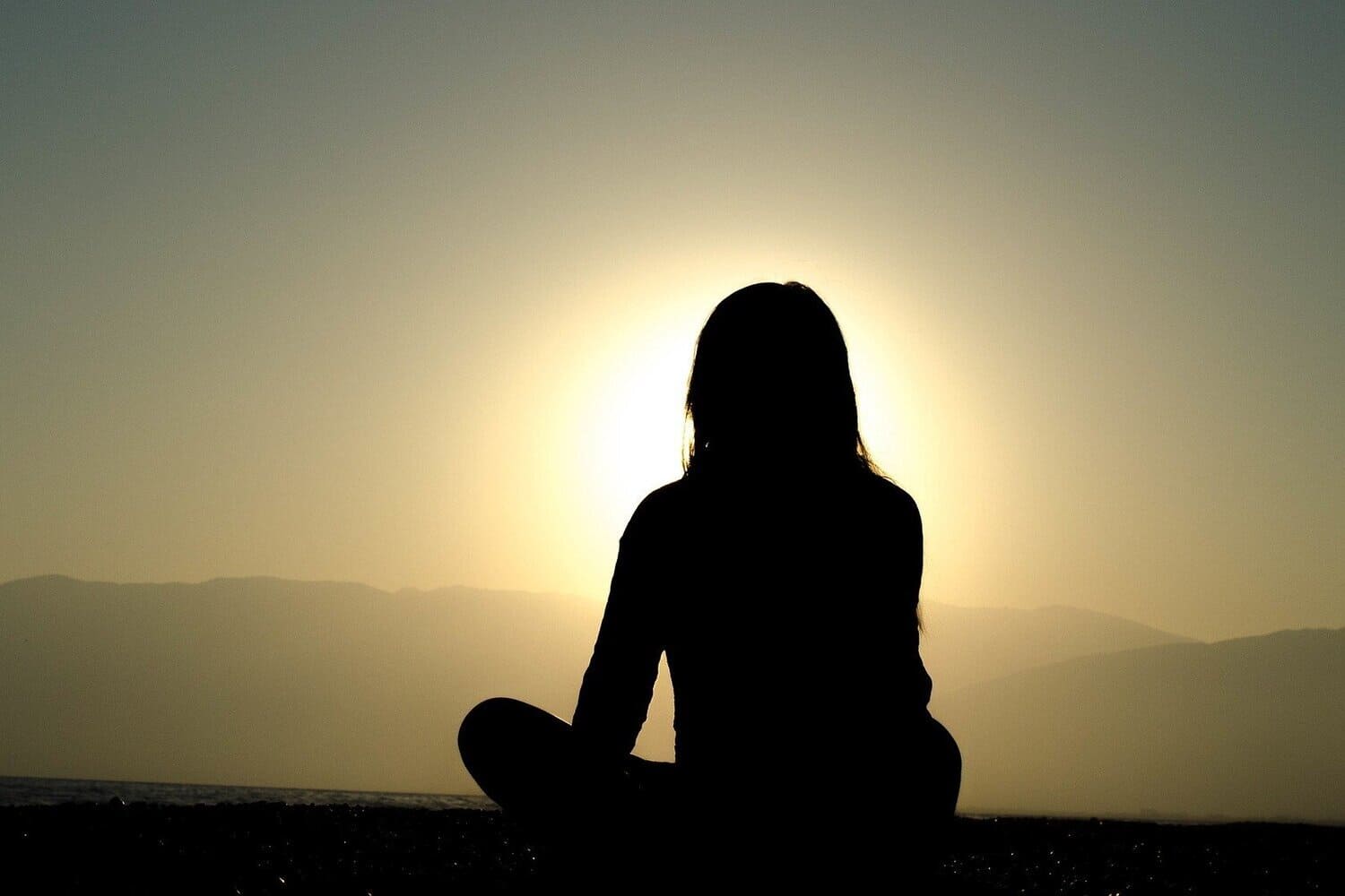 imagen de la sombra de una mujer que está practicando la meditación