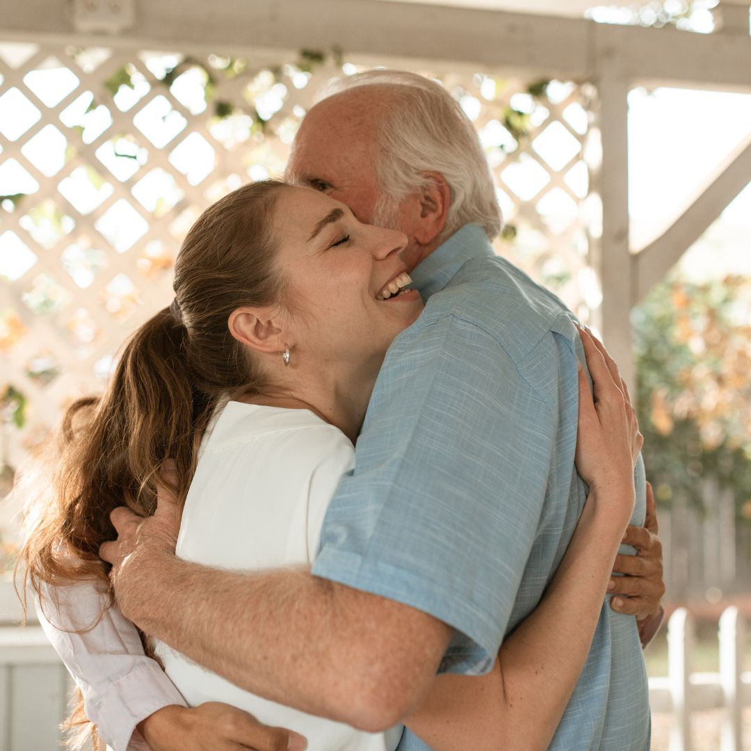 una hombre mayor abrazado a una joven, imagen que hace alusión a estímulos o emociones que se graban en la memoria afectiva o emotiva