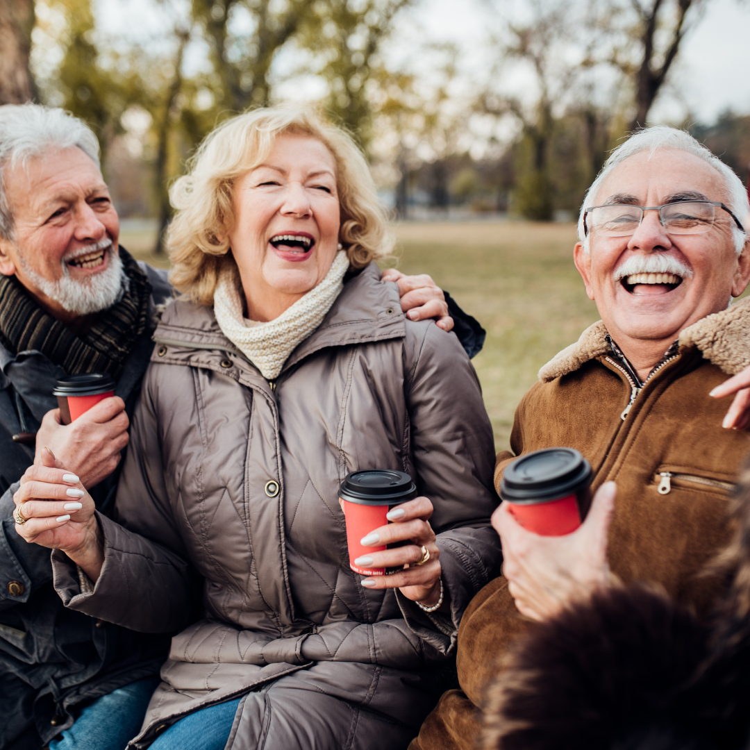 Fomentando la Salud a Través de la Risa: 3 personas mayores riendo a carcajadas