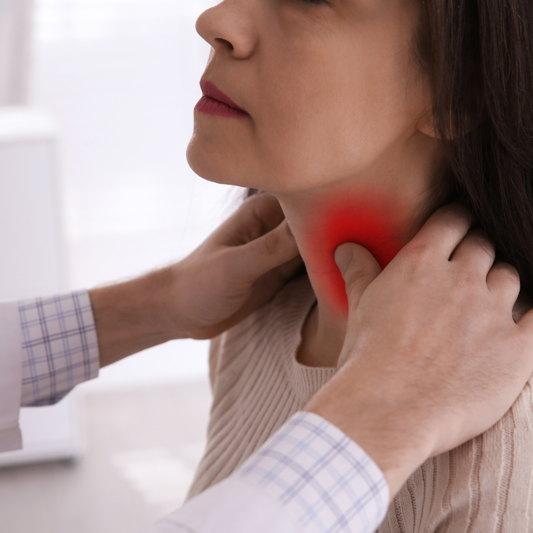 un medico toca el cuello de una mujer en la zona en la que se encuentra las glándulas de la tiroides