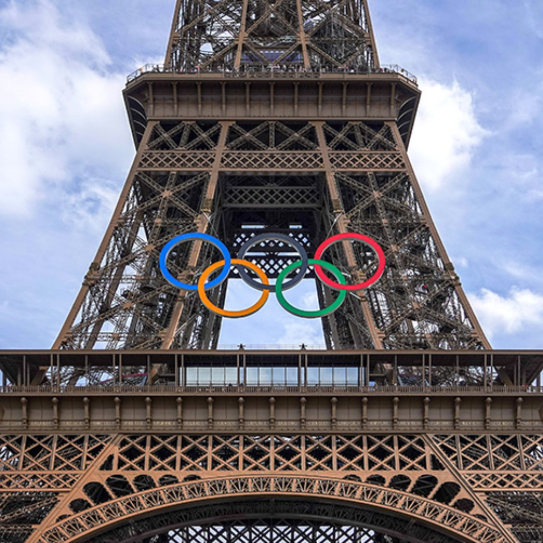 imagen de la Torre Eiffel con el logo de los Juegos Olímpicos París 024