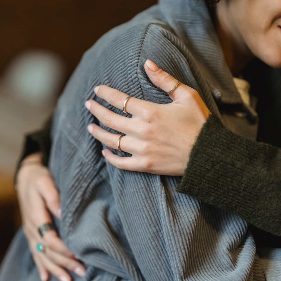 2 mujeres abrazándose. imagen que hace referencia al apoyo emocional